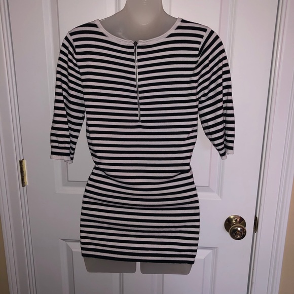 Express striped cotton V-neck top. - Picture 2 of 5